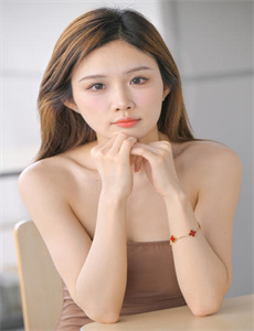 《俄罗斯人又更又租美国在哪里看-女人巨大荫蒂勃起》