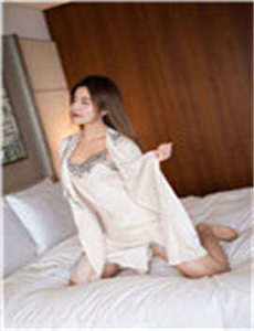 《18禁美女把腿扒开让我看视频-美国男人的大鸟》